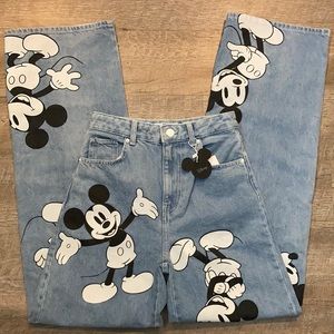 Por fin! En Bershka han rebajado los vaqueros de Mickey Mouse más deseados  | CUORE